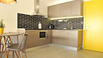 Habitación cuádruple Deluxe (Yellow) | Cocina privada | Frigorífico, microondas, placa de cocina y máquina de café espresso