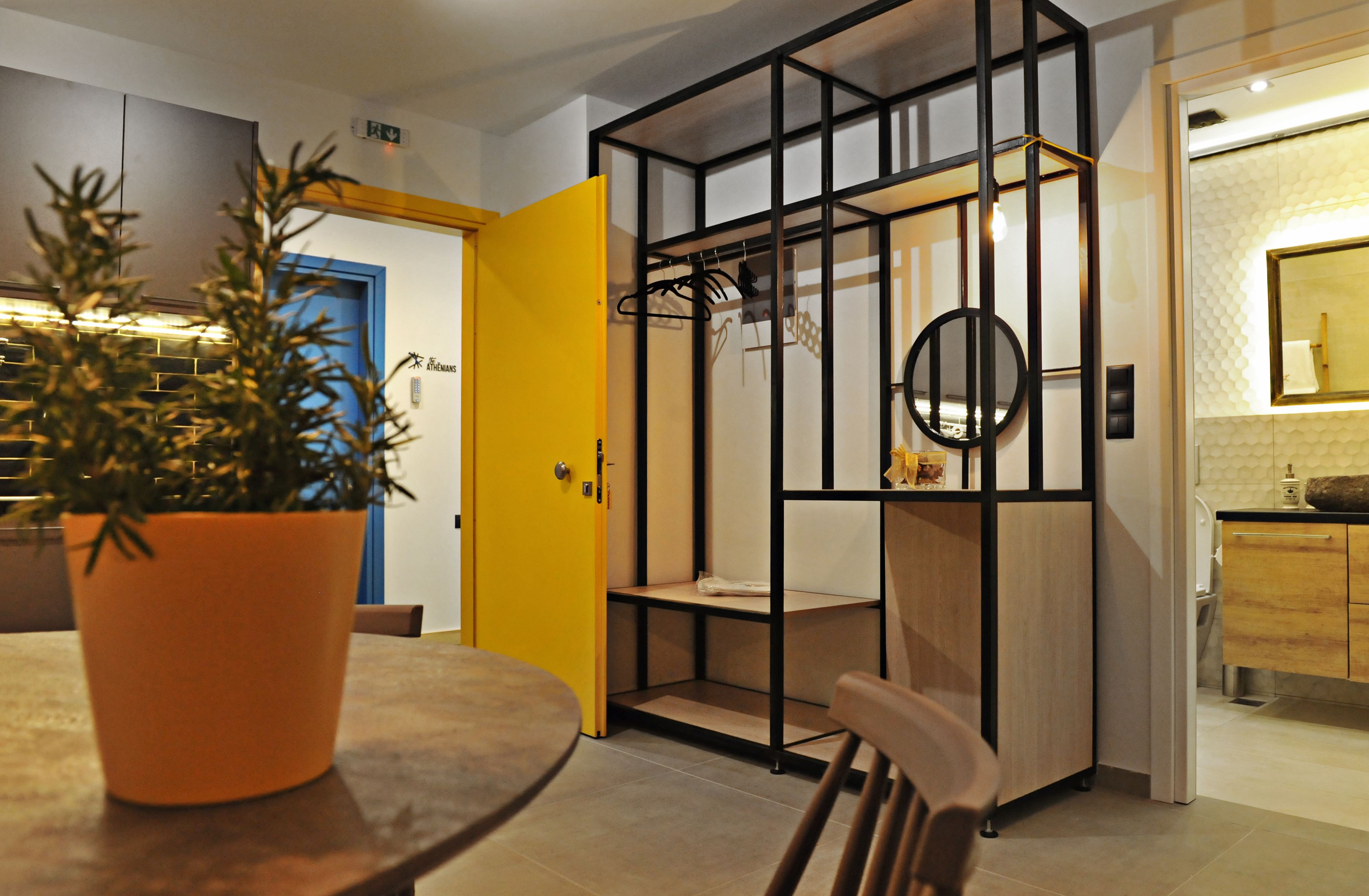 Habitación cuádruple Deluxe (Yellow) | Zona de estar | Una televisión de pantalla plana