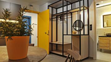 Habitación cuádruple Deluxe (Yellow) | Zona de estar | Una televisión de pantalla plana