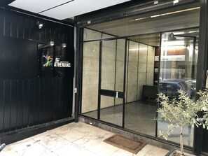 Property entrance - The Athenians Modern Apartments (Athens)