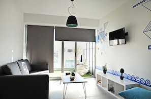Deluxe Studio (Blue) | Living area - The Athenians Modern Apartments (Athens)