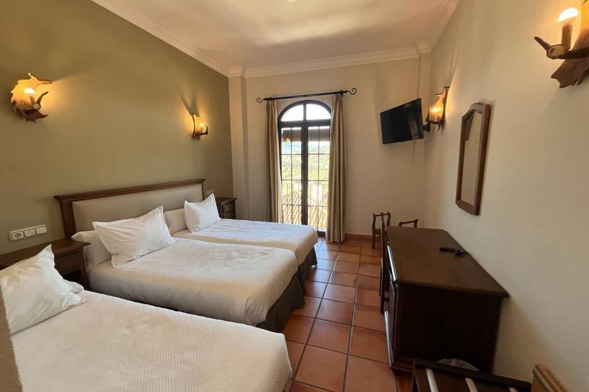 triple room | desk, blackout curtains, soundproofing, free cots/infant beds