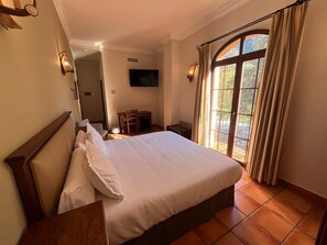 Superior Double Room | Desk, blackout drapes, soundproofing, free cribs/infant beds