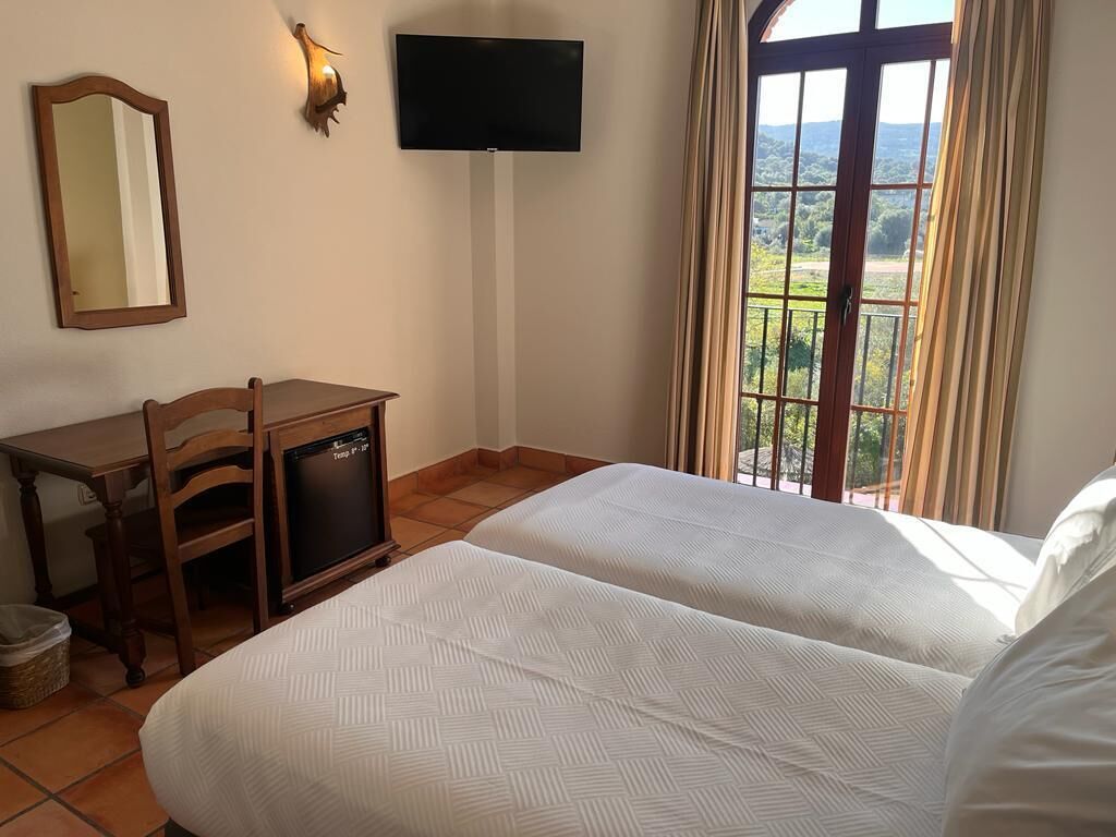 desk, blackout curtains, soundproofing, free cots/infant beds