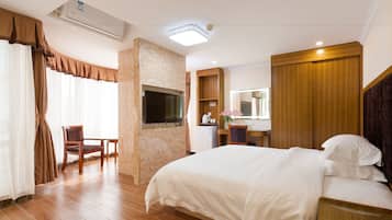 Minibar, caja de seguridad en la habitación y escritorio