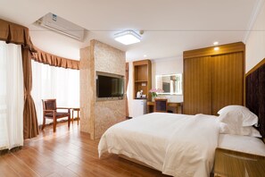 Habitación empresarial doble | Minibar, caja de seguridad en la habitación y escritorio 