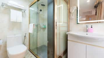 Ducha, artículos de higiene personal gratuitos y secador de pelo