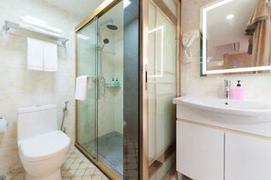 Shower, free toiletries, hair dryer, slippers - Guangzhou Compass Hotel (Guangzhou)
