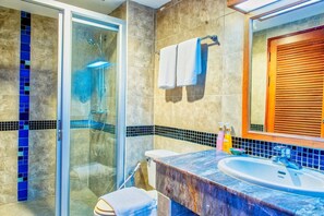 Shower, free toiletries, hair dryer, towels - Jade Tower Downtown (Chiang Mai)