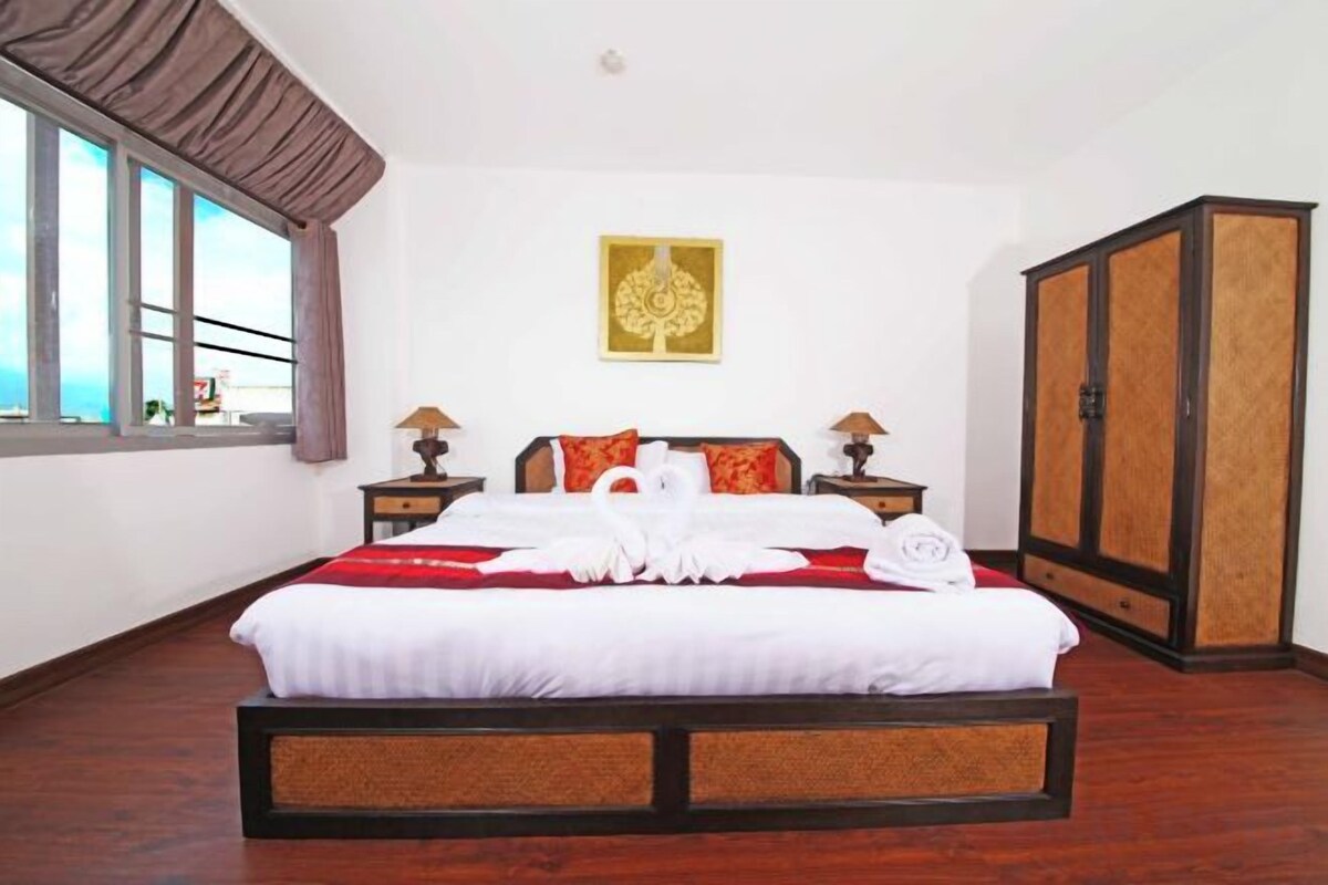 In-room safe, desk, laptop workspace, soundproofing
