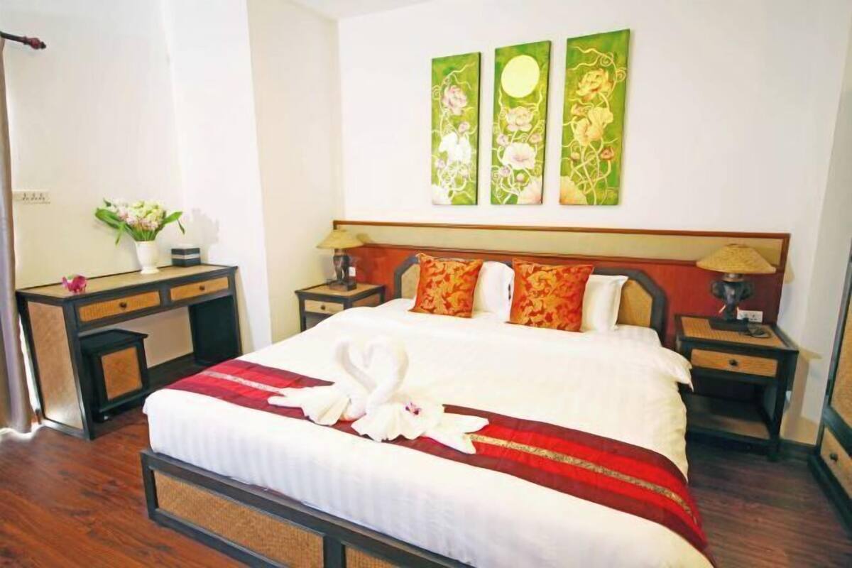In-room safe, desk, laptop workspace, soundproofing