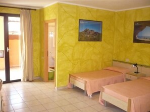 双人房或双床房 | 客房内保险箱、办公桌、折叠床/加床（额外收费）、免费 WiFi