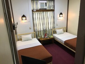 Frigobar, cofres nos quartos, escrivaninha, Wi-Fi de cortesia