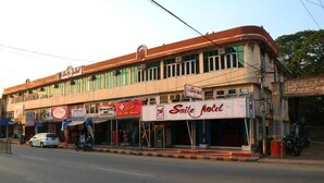 Un edificio con varias fachadas comerciales, incluyendo un hotel llamado "Smile Hotel".