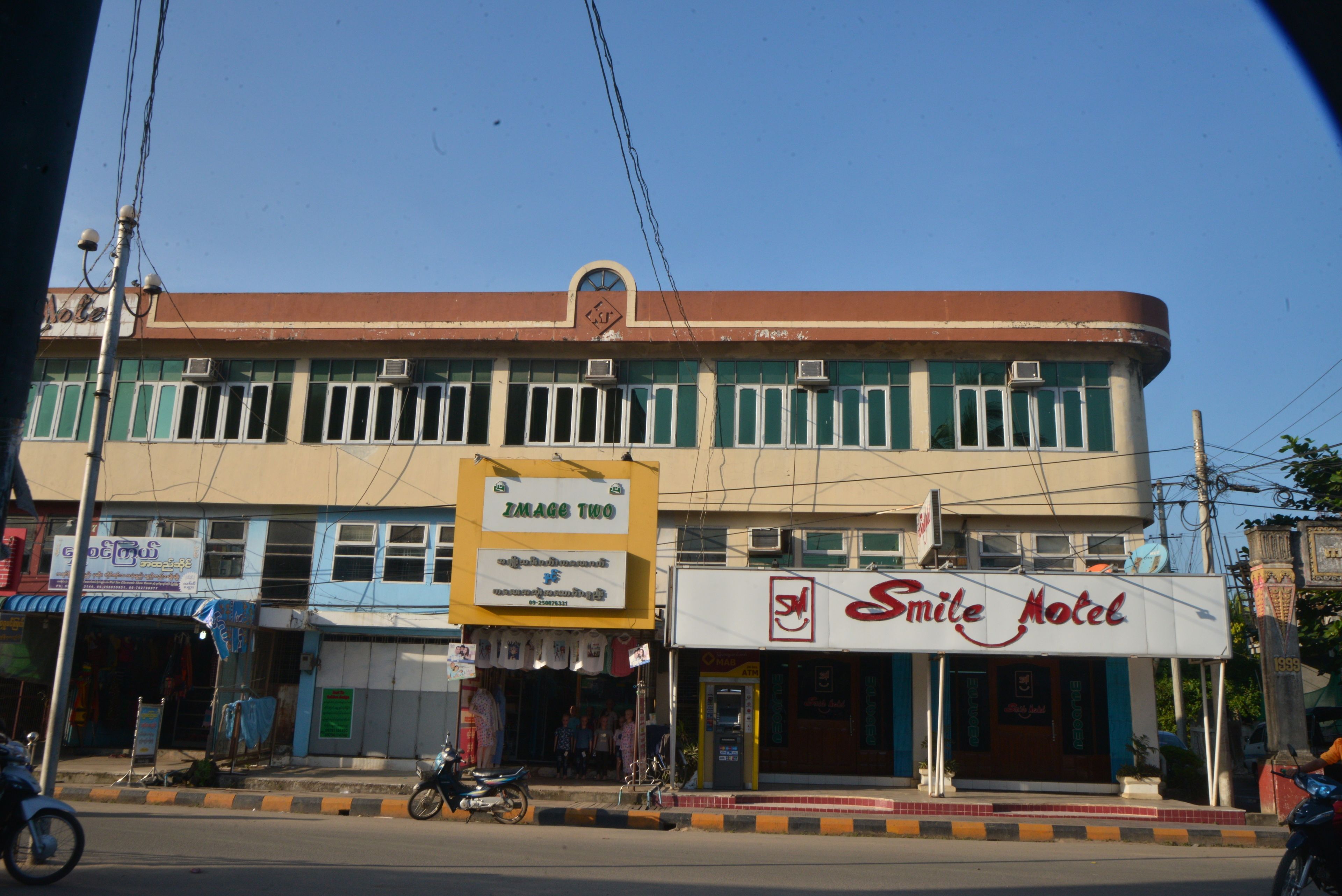 Un bâtiment sur lequel on peut voir une enseigne pour l’hôtel Smile et une autre pour Image Two.