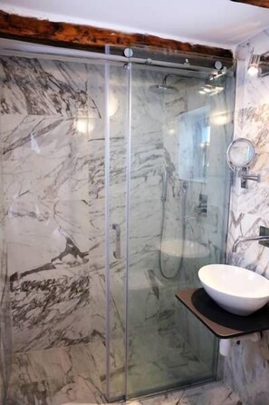 Design-Apartment | Badezimmer | Dusche, kostenlose Toilettenartikel, Handtücher
