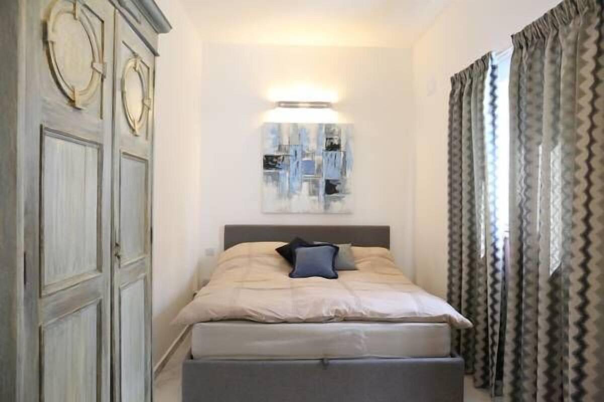 Design Apartment | 1 bedroom, desk, iron/ironing board, free cots/infant beds