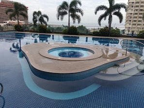 Outdoor pool - Manila Lee - Malate Bayview Mansion (Manila)