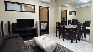 เบสิกคอนโด, 1 ห้องนอน, สูบบุหรี่ได้, วิวอ่าว | บริเวณนั่งเล่น