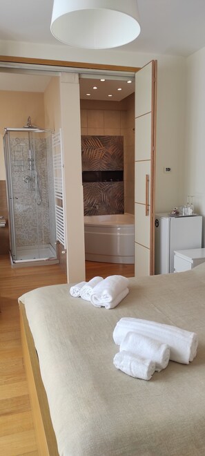 Habitación doble Deluxe | Edredón, escritorio, cortinas blackout y wifi gratis 