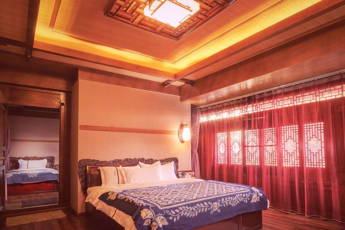 Suite familiar | Escritorio, cortinas blackout y insonorización