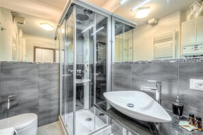 Standard Apartment, 2 Bedrooms | Bathroom | Free toiletries, hair dryer, bidet, towels - Signoria Elegant by Mmega (Florence)