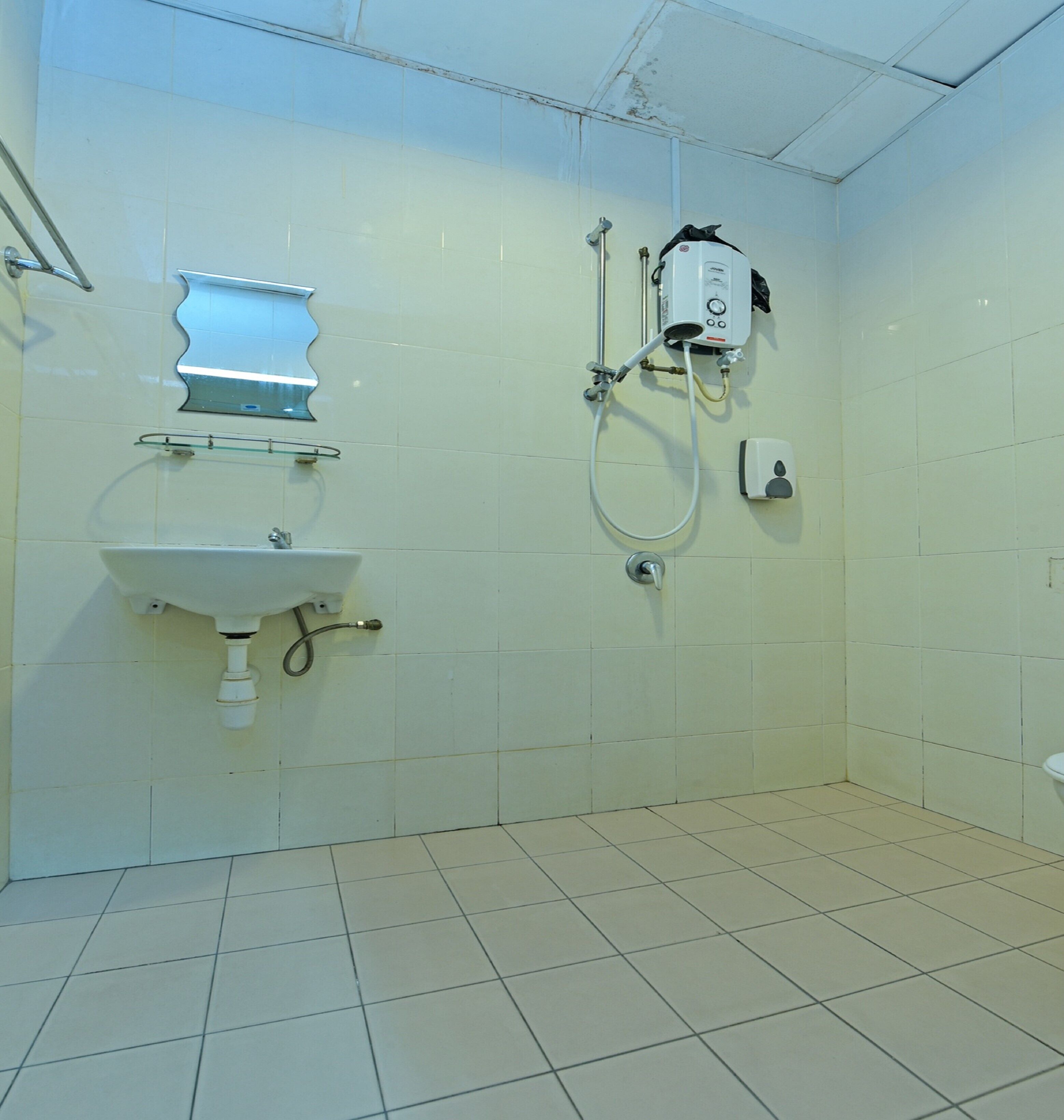 Deluxe Double Room, 1 Queen Bed | Bathroom | Shower, rainfall showerhead, free toiletries, bidet