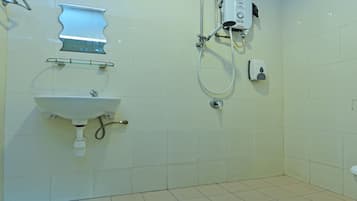 Habitación Deluxe doble, 1 cama de matrimonio | Baño | Ducha y cabezal de ducha tipo lluvia