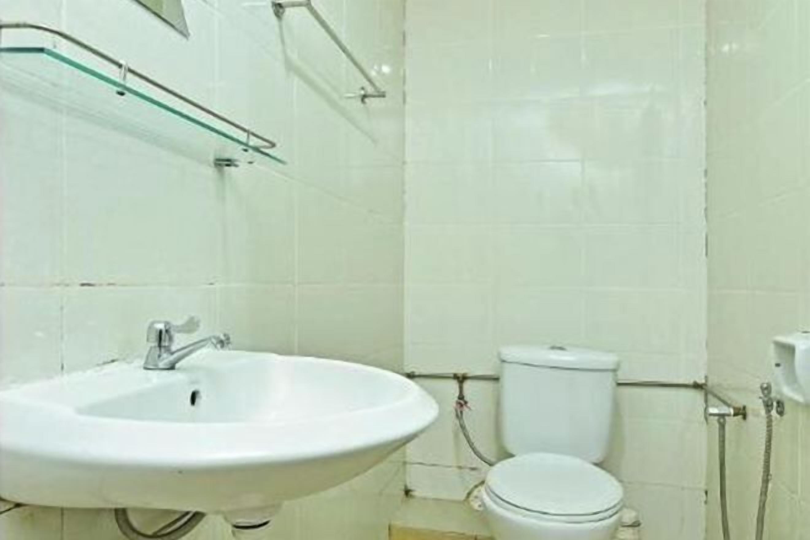 Shower, rainfall showerhead, free toiletries, bidet