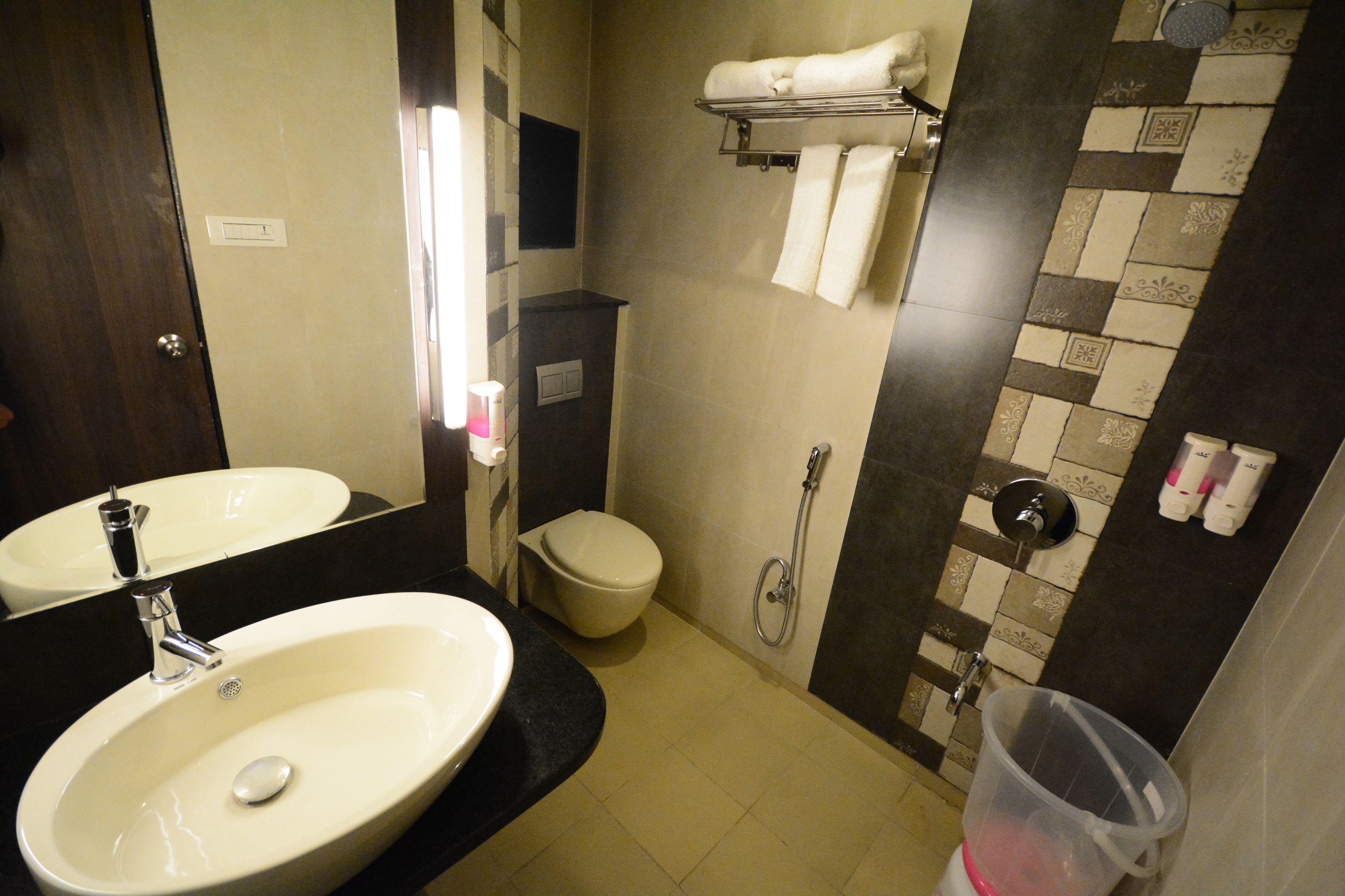 Een badkamer met een wastafel, toilet en douche.