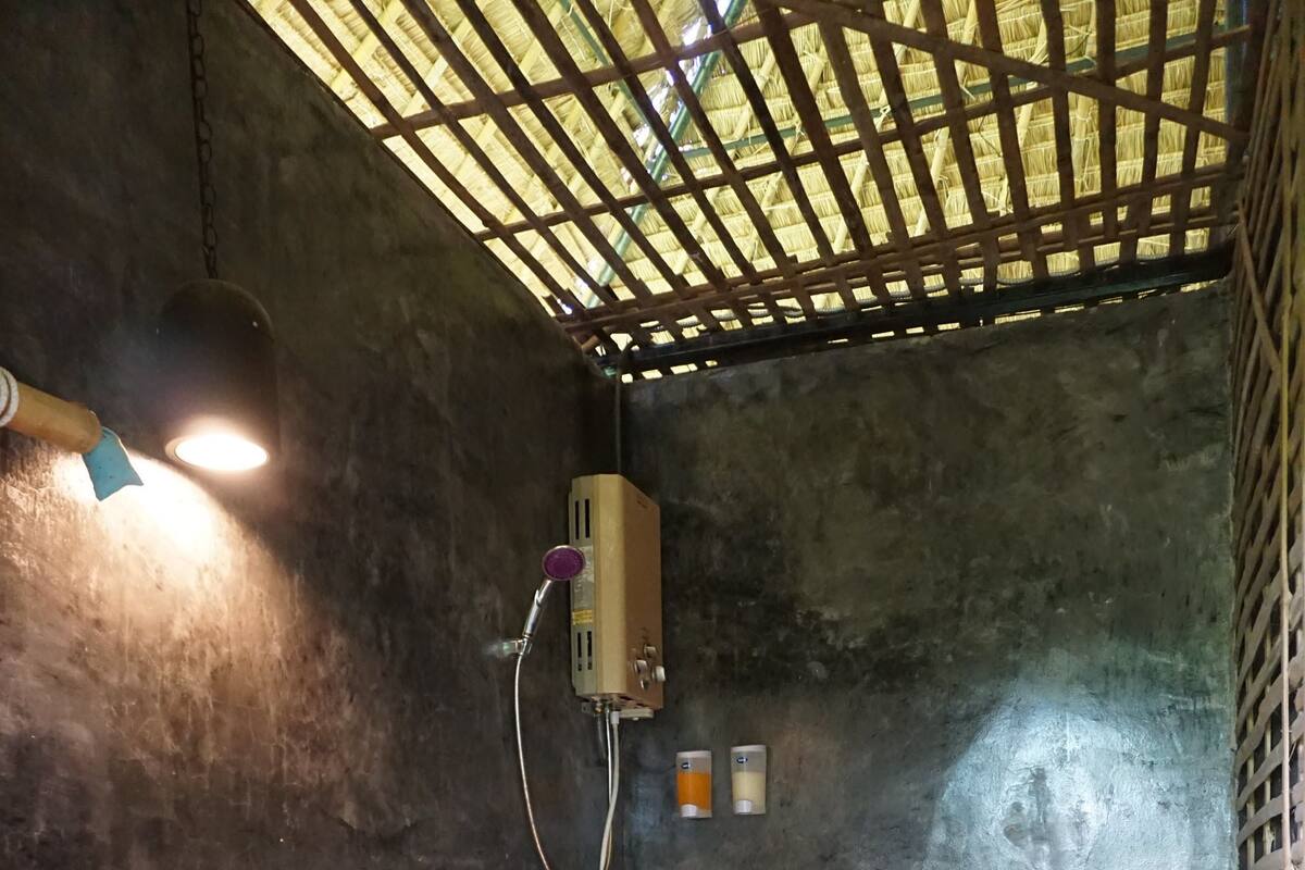 Ducha, artículos de higiene personal gratuitos y toallas