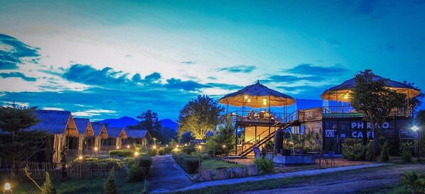 Fachada del alojamiento - Noche