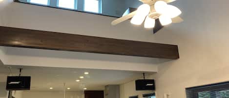 Chalet | Woonruimte | Een 75-inch flatscreentelevisie met digitale zenders en een televisie