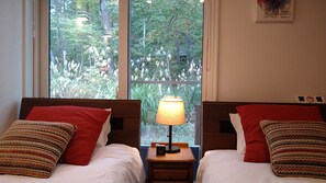 4 habitaciones, cubrecamas, escritorio y cortinas blackout