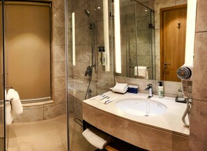 Phòng Suite Executive, 1 giường cỡ king | Phòng tắm | Đồ dùng nhà tắm miễn phí, áo choàng tắm, khăn tắm