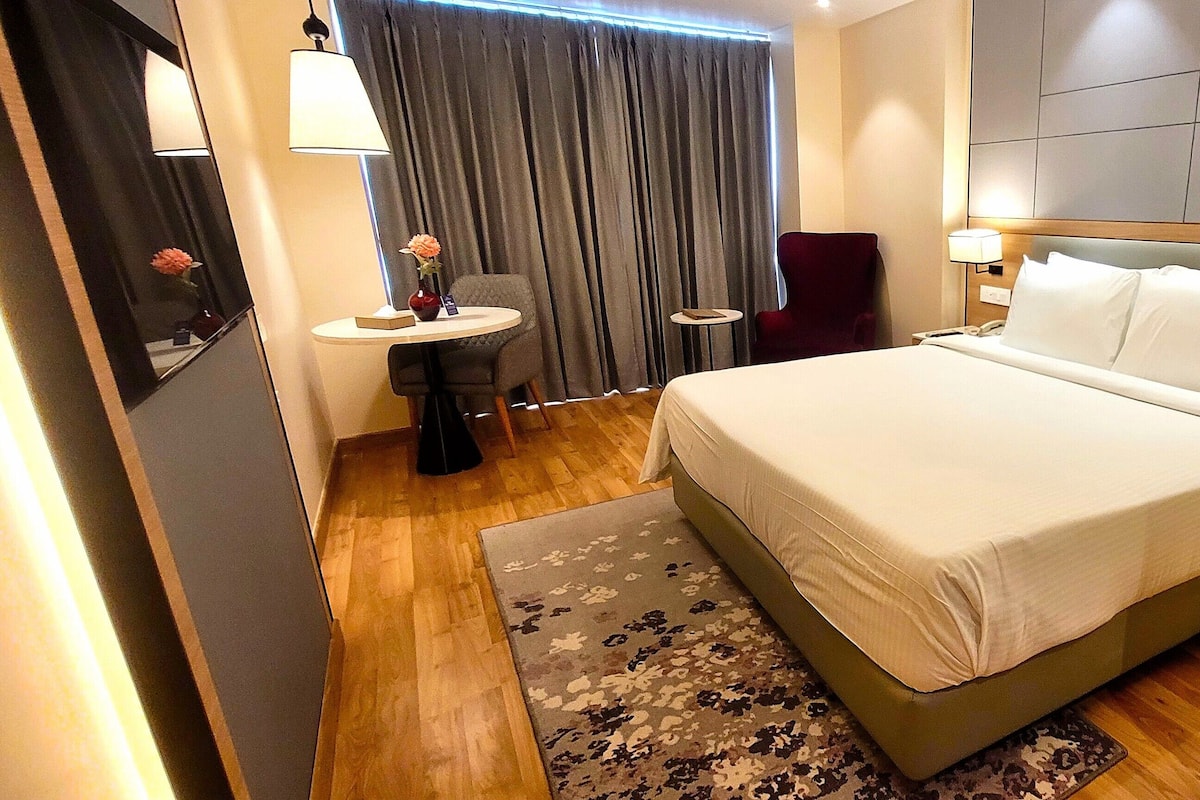 Hochwertige Bettwaren, Minibar, Zimmersafe, Schreibtisch