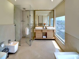 Ropa de cama de alta calidad y minibar 