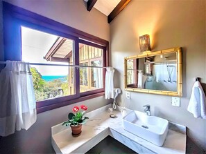 Studio | Badezimmer | Kostenlose Toilettenartikel, Haartrockner, Handtücher