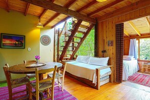 Cubrecamas, decoración personalizada y espacio para trabajar con laptop 