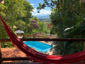 Bungalow estándar | Piscina | Una piscina al aire libre, tumbonas