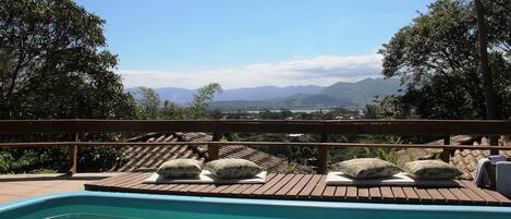 Deluxe-bungalow | Uima-allas | Ulkouima-allas, aurinkotuoleja