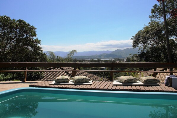 Deluxe-Bungalow | Pool | Außenpool, Liegestühle