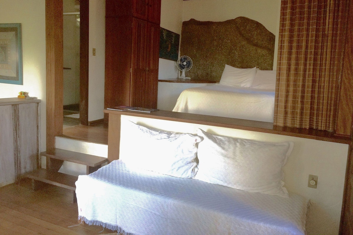 Basic Bungalow | Down comforters, laptop workspace, soundproofing, WiFi (free)