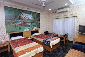 Standard Room, 1 Bedroom | In-room safe, desk, free WiFi