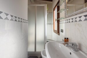 Appartement, 1 chambre | Salle de bain | Douche, séchoir à cheveux, bidet, serviettes fournies