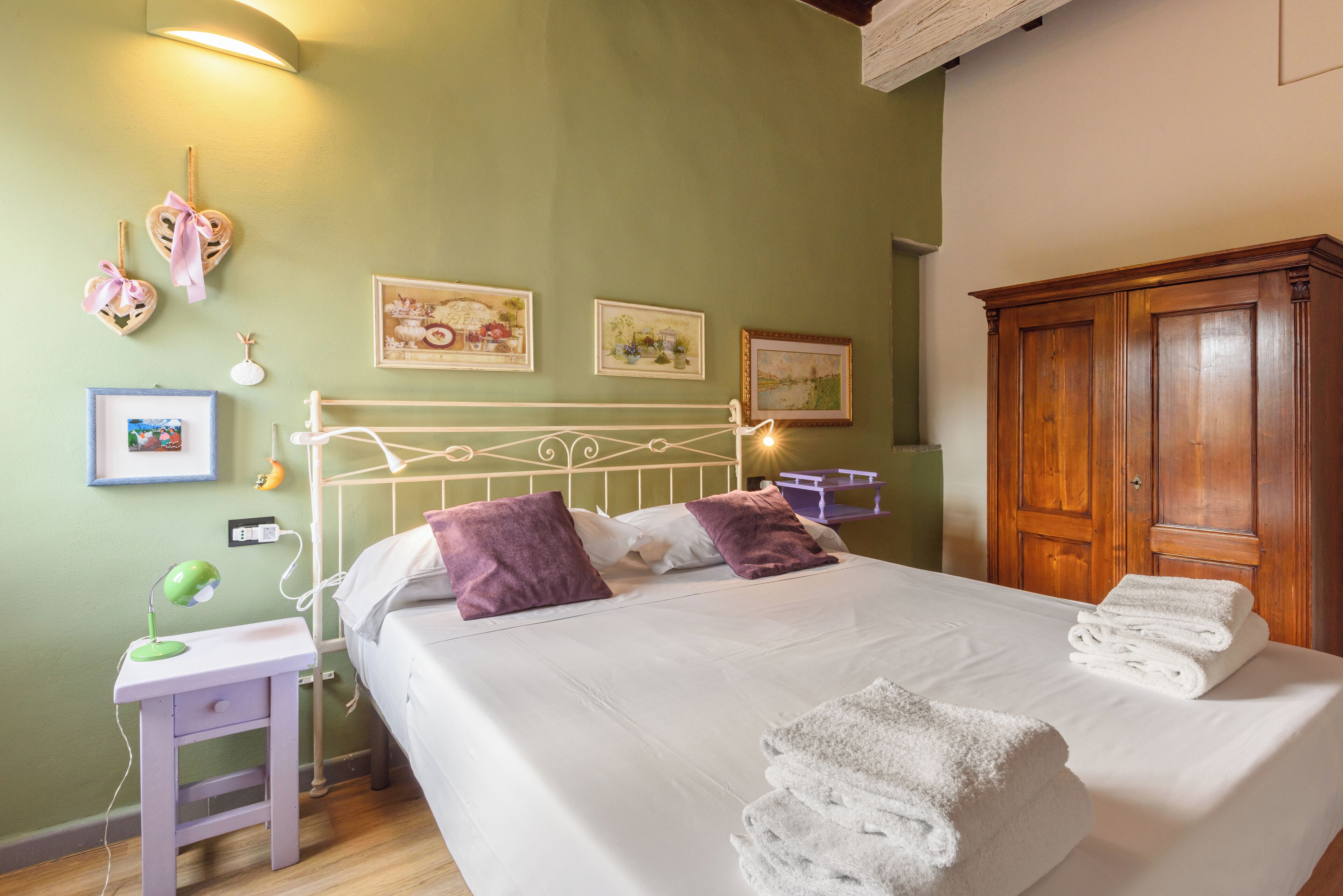 1 habitación, muebles diferentes y escritorio 