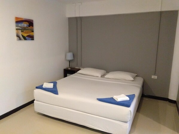 Una cassaforte in camera, tende oscuranti, Wi-Fi gratuito, lenzuola