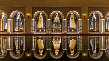 Breakfast, lunch, dinner served; international cuisine