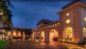 Un hotel con fachada de piedra, pasillos abovedados e iluminación cálida.