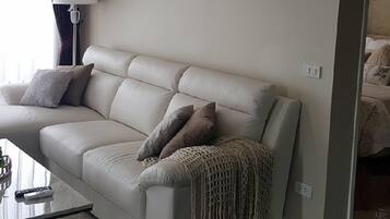 Kamar Standar | Ruang keluarga | TV